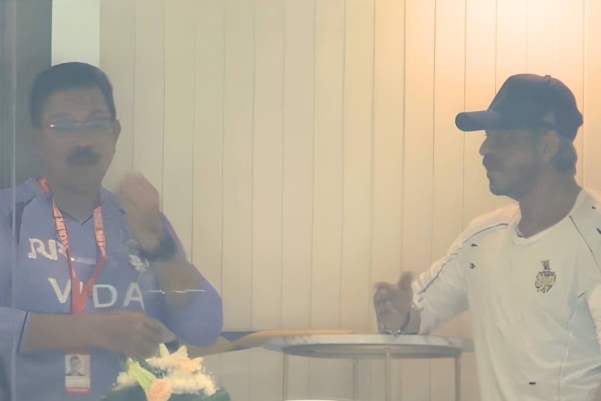 बारिश के बीच ईडन गार्डन्स में दिखे शाहरुख खान, सीईओ वेंकी मैसूर के साथ गंभीर चर्चा