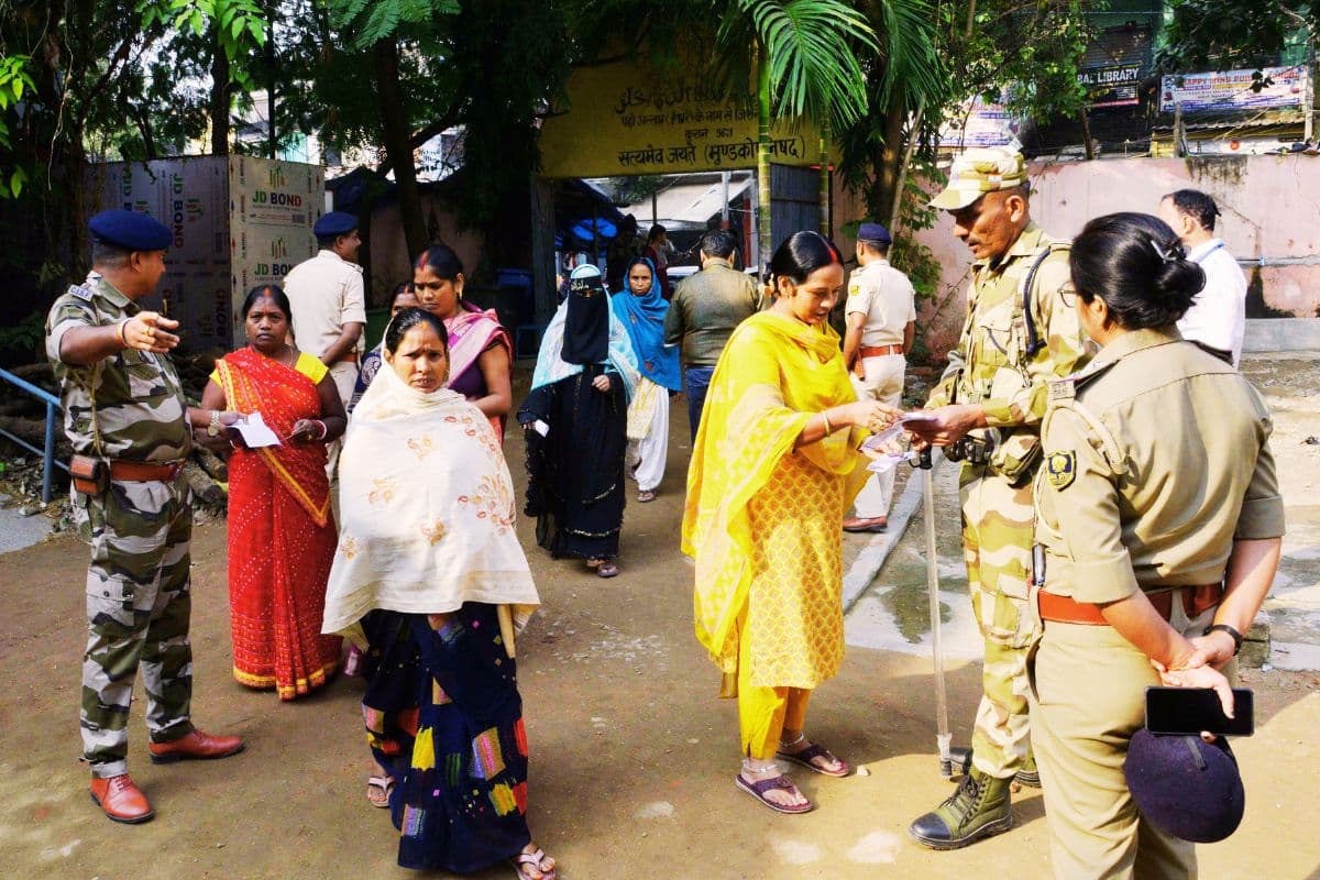 बंगाल चुनाव में फर्जी वोटिंग रोकने के लिए AI और ‘बॉडी कैम’ का पहरा, बूथों पर 100 मीटर की ‘लक्ष्मण रेखा’