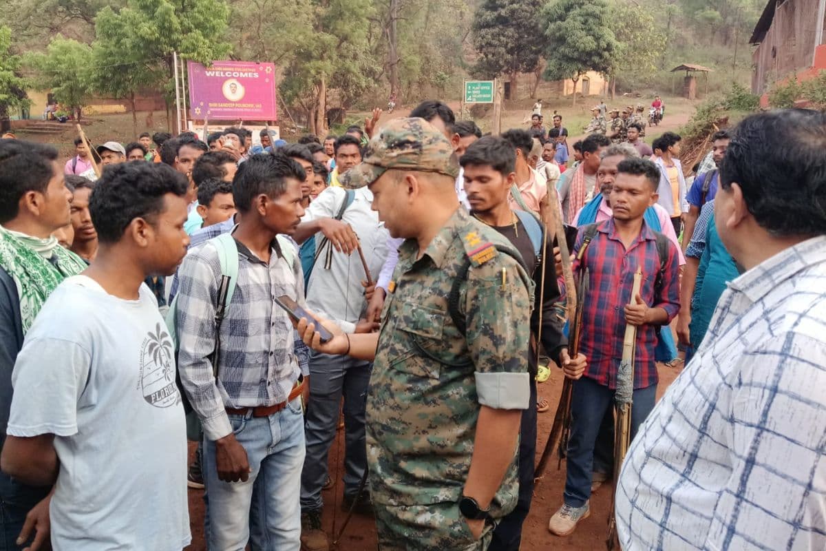 पश्चिमी सिंहभूम में सेल प्रबंधन और युवाओं के बीच ठनी: साढ़े 12 घंटे तक सड़क बाधित, अब 5 मई को बैठक