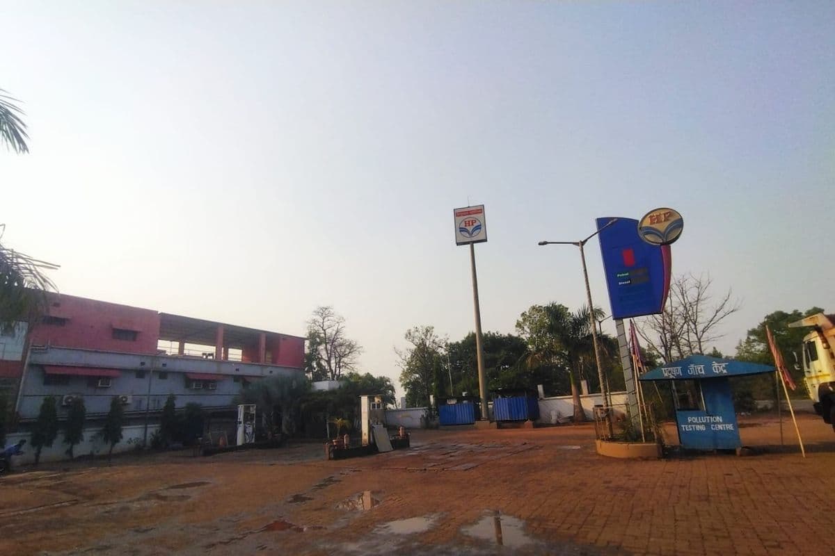 नोवामुंडी में पेट्रोल की किल्लत से लोग परेशान, पांच पंप ठप