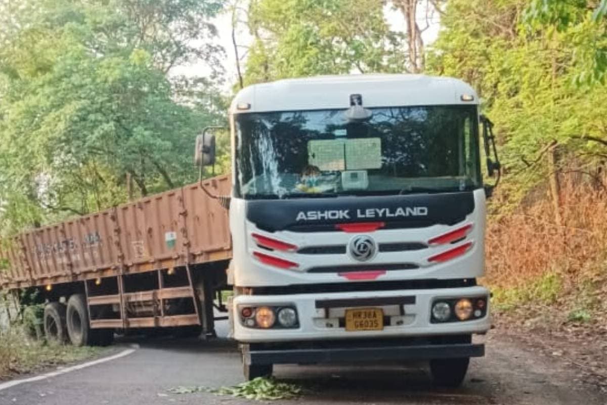पश्चिमी सिंहभूम के किरीबुरू-बड़ाजामदा सड़क पर ट्रेलर खराब, तीखे मोड़ पर लगा लंबा जाम
