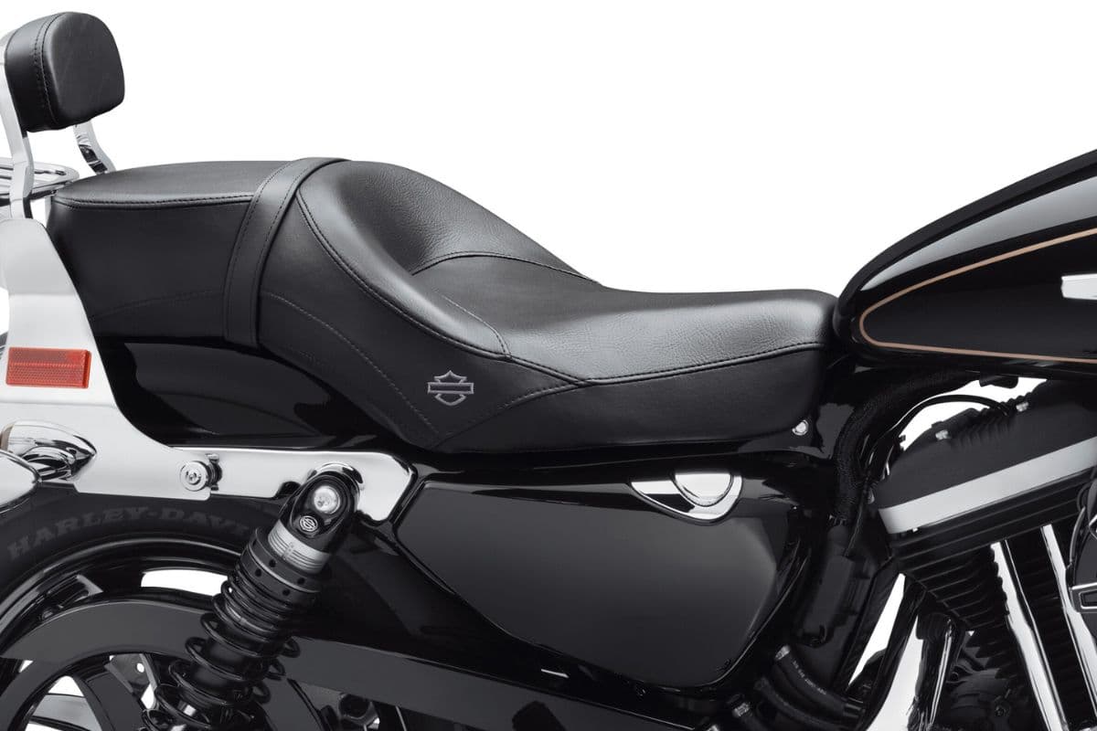 कुछ बाइक्स में पीछे वाली सीट राइडर सीट से थोड़ी ऊंची क्यों होती है? जानें वजह