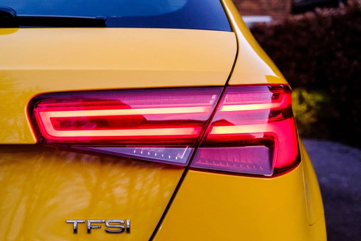 गाड़ी में इंडिकेटर ऑन करते ही क्यों आती है ‘टिक-टिक’ की आवाज? जानिए इसके पीछे की वजह