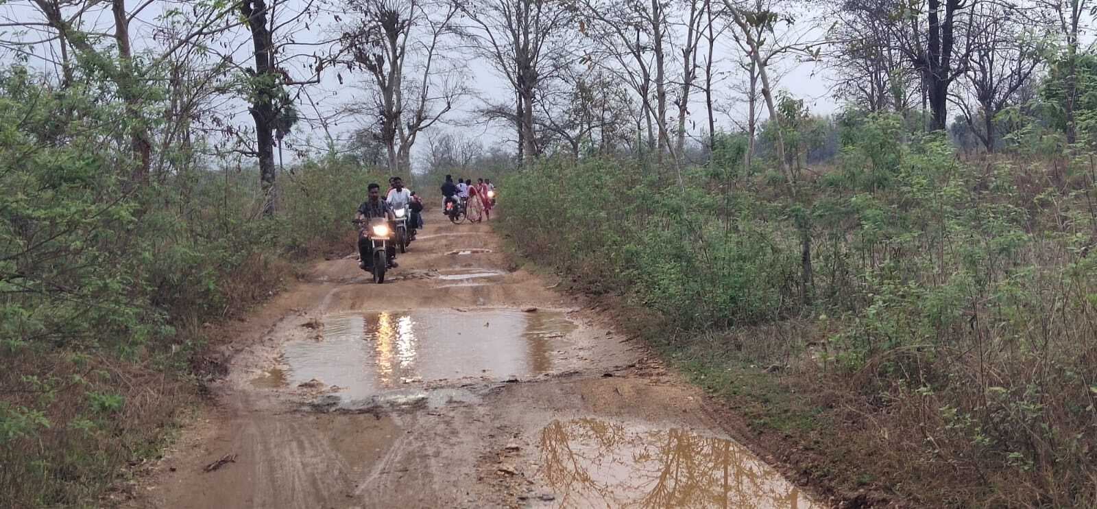 East Singhbhum News : सड़क की बदहाली से युवाओं के लिए नहीं आ रहे रिश्ते