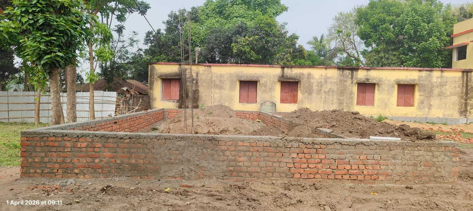 घटिया निर्माण से सवालों में लैब भवन, दो पीलर पर खड़ा हो रहा 17 लाख का प्रोजेक्ट