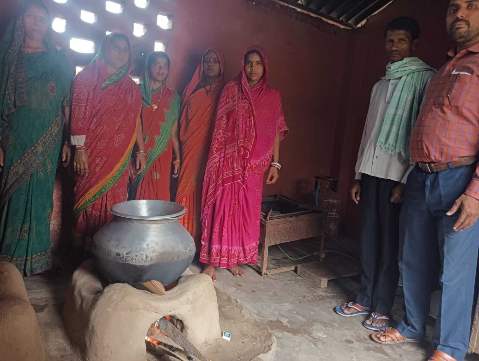 एडीएम पर गैस संकट की मार, चूल्हे पर खाना बनाने को विवश रासोई