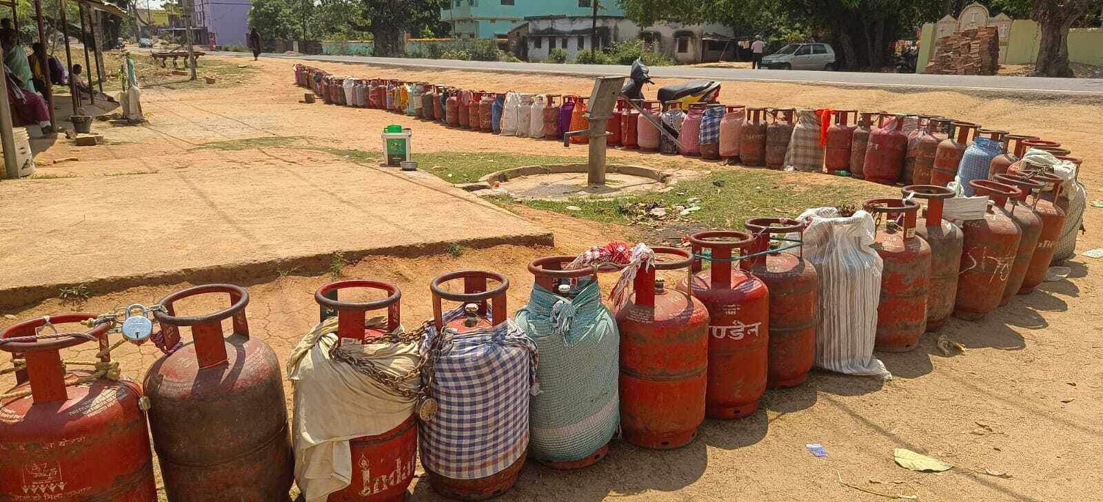 गैस सिलिंडर के लिए रात से ही लग रही है कतार