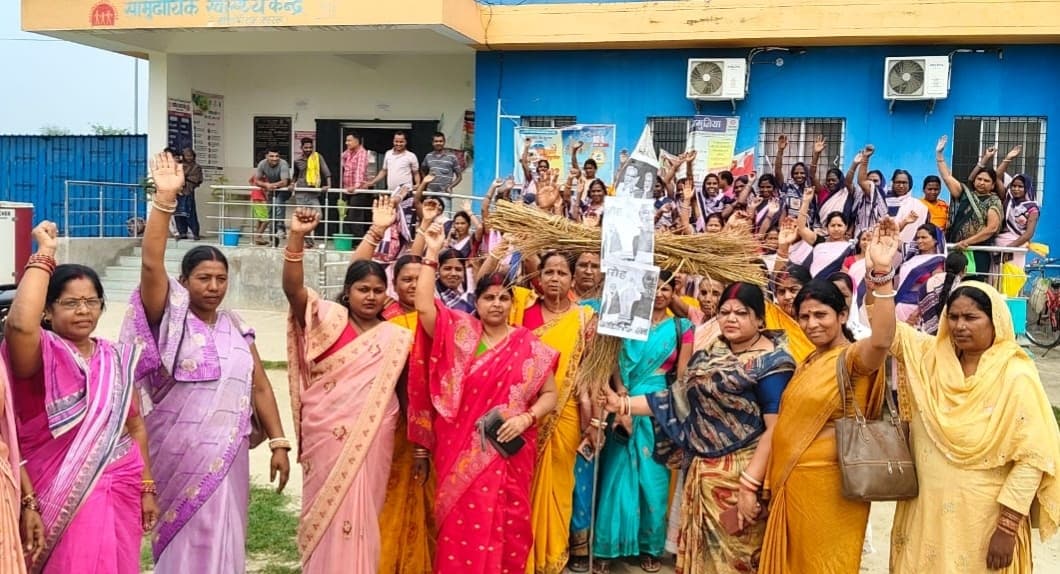 आशा कार्यकर्ताओं ने जलाया पीएम व सीएम का पुतला