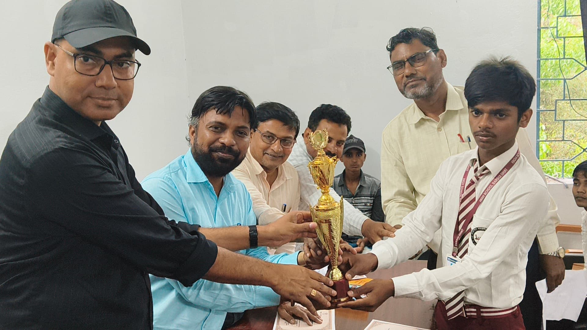 मेहनत की मिसाल बने बारसोई के टॉपर्स, एसडीओ ने मेडल देकर बढ़ाया हौसला