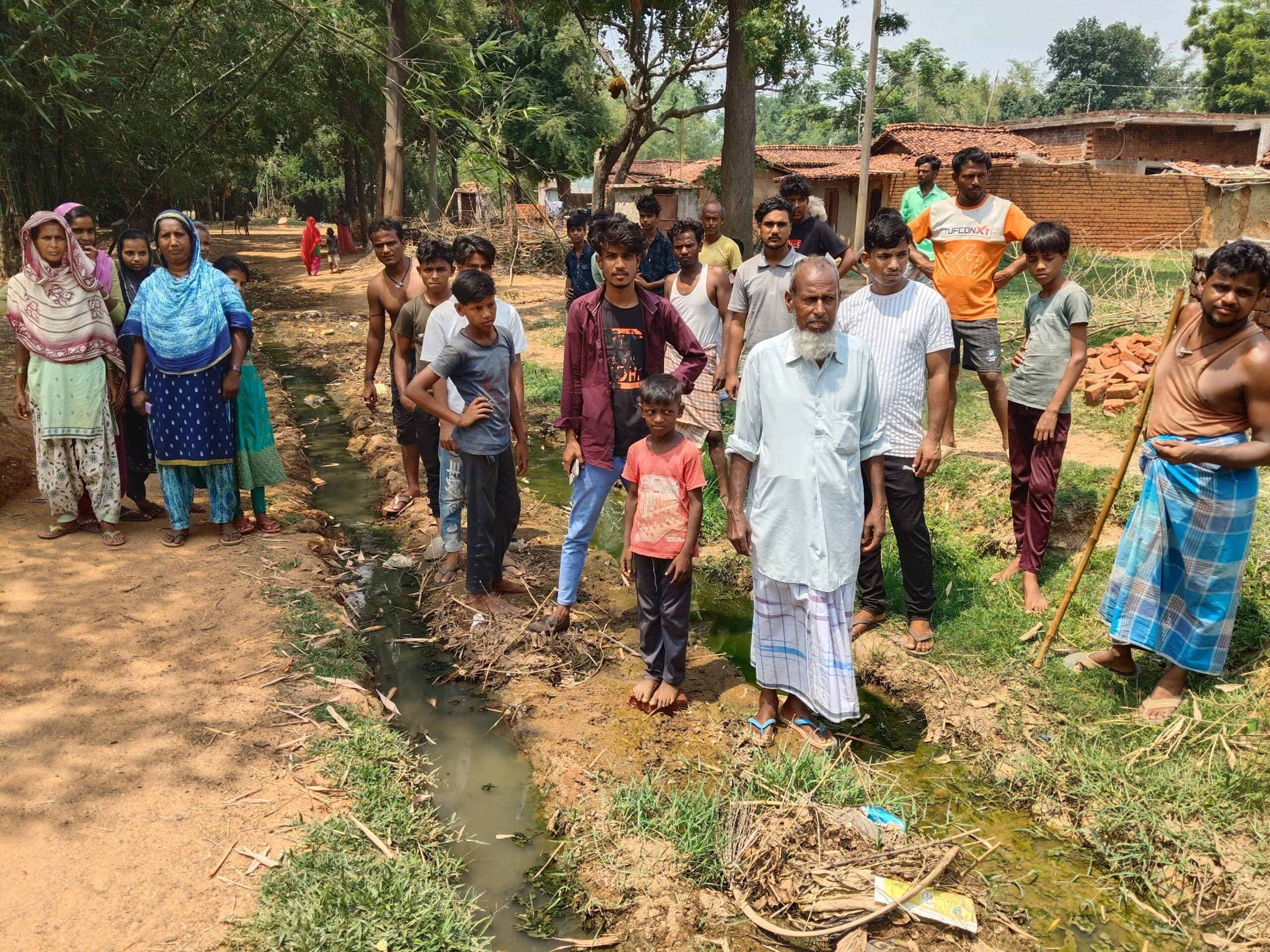 देवीपुर: सड़क नहीं होने से ग्रामीण परेशान