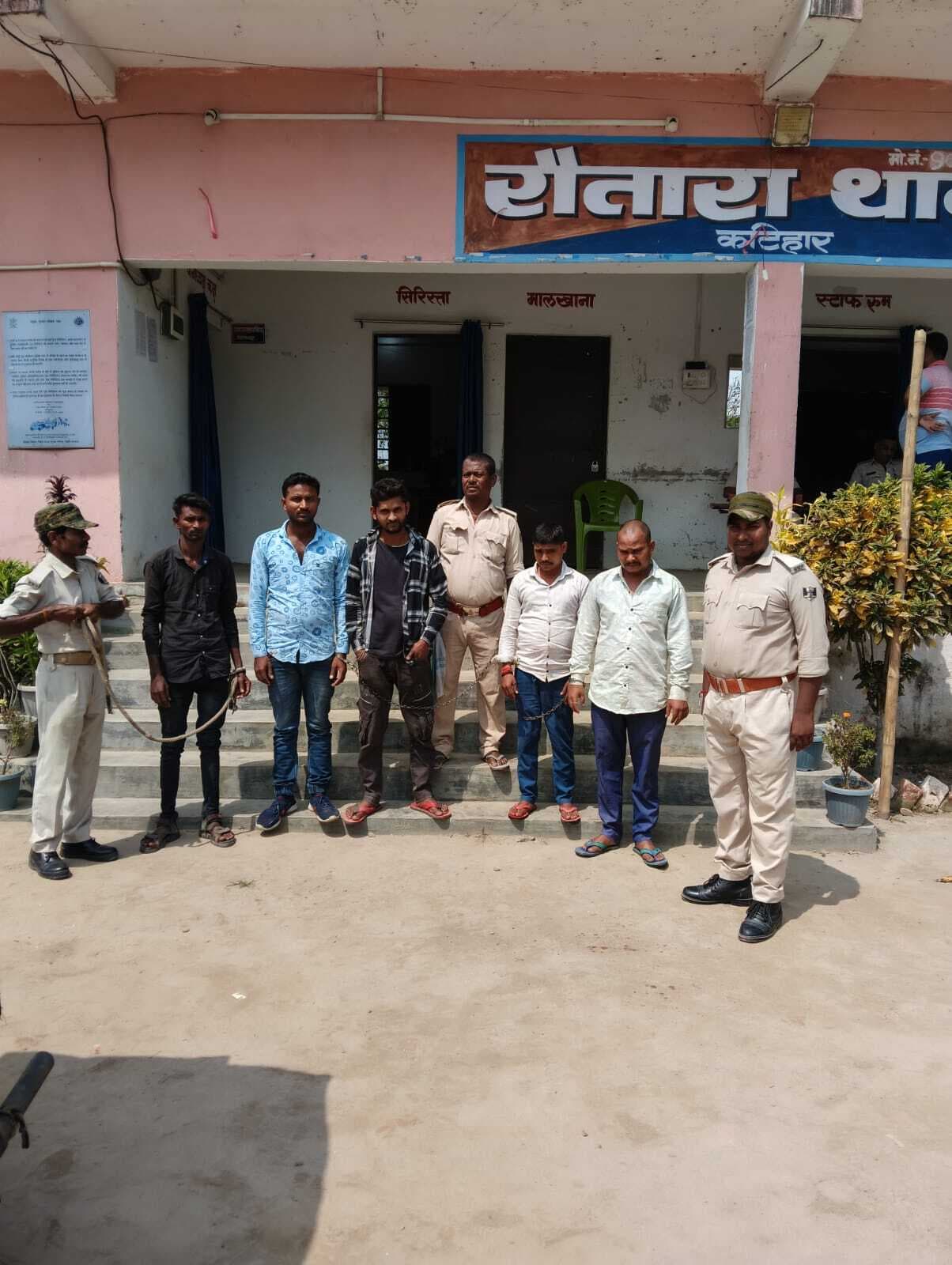 शराब पीने के आरोप में पांच गिरफ्तार