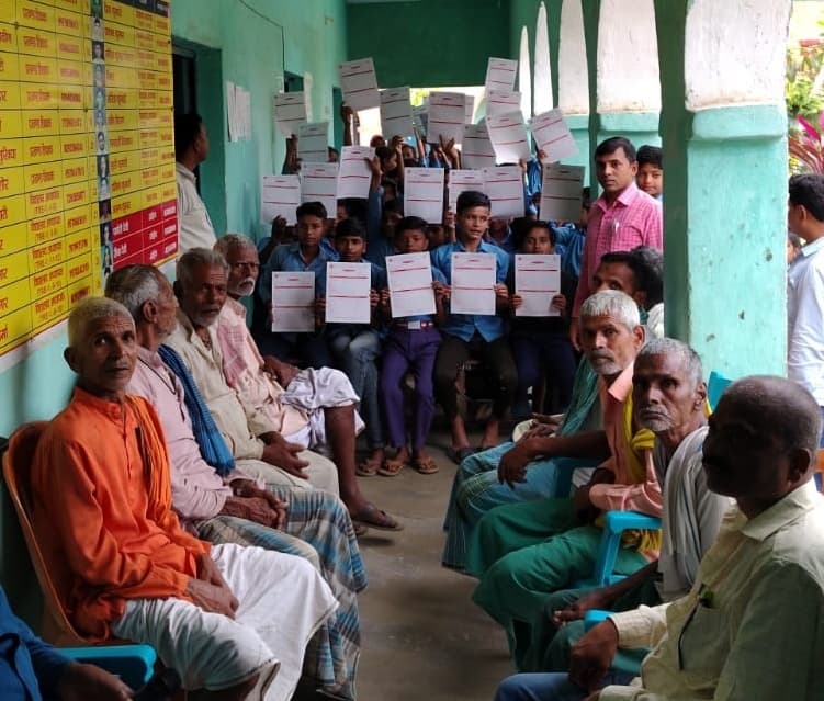 विद्यालय में बच्चों के बीच प्रगति पत्रक का किया वितरण