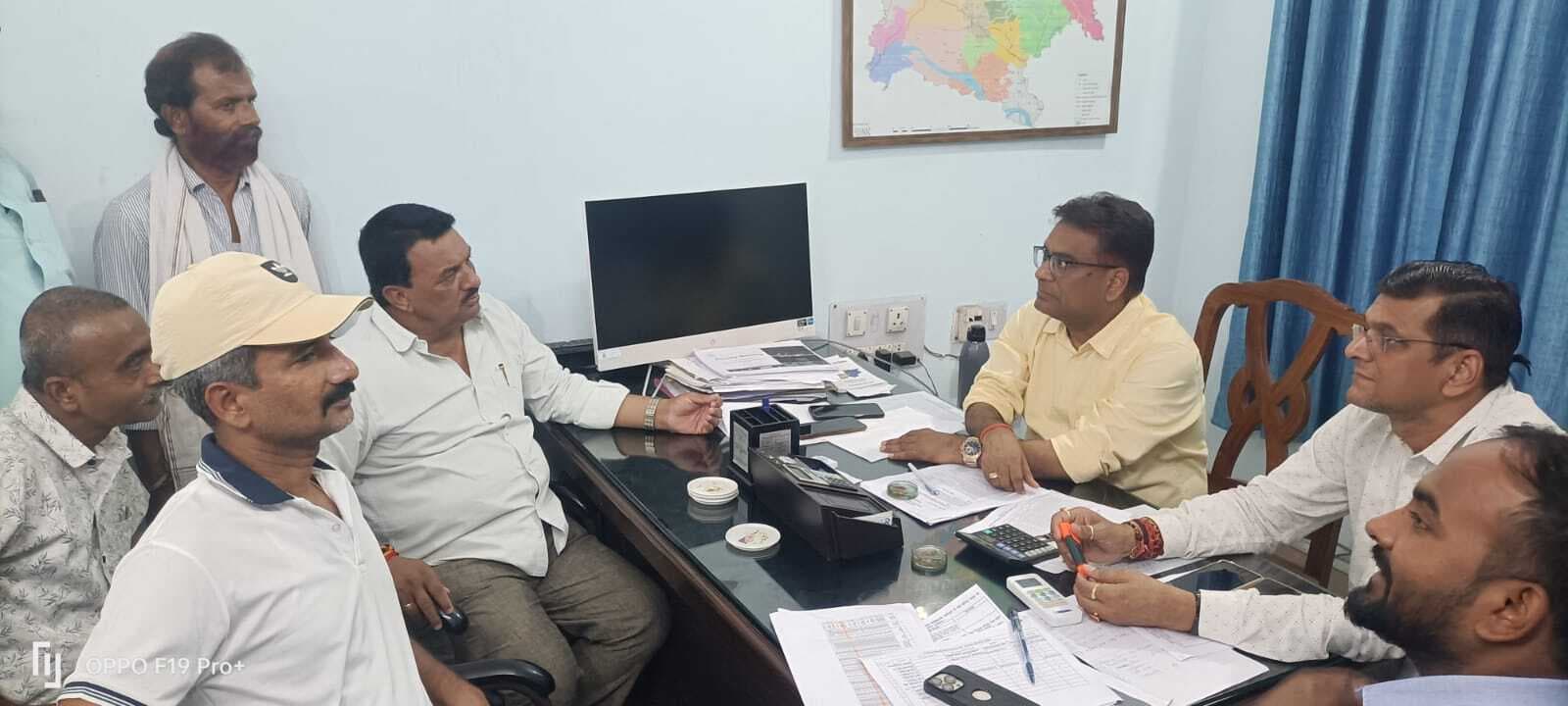 ई-रिक्शा चालकों की समस्याओं को लेकर डीटीओ को सौंपा ज्ञापन