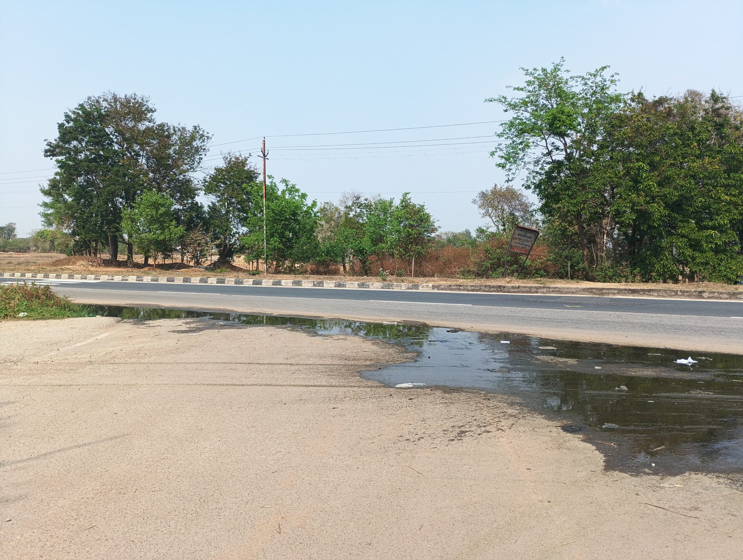 सड़क पर गंदा पानी के बहाव से लोगों की बढ़ी परेशानी