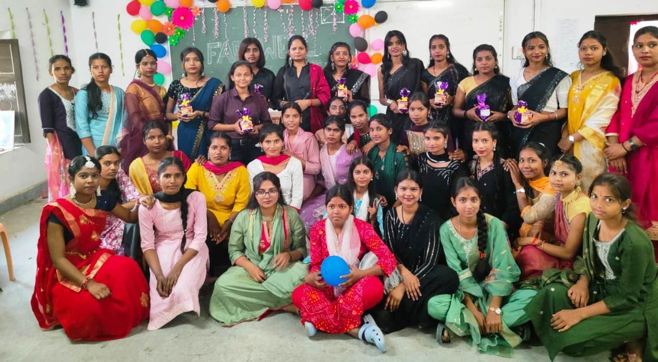 एनसीसी एएनओ का कार्यकाल समाप्त होने पर छात्राओं ने दी विदाई