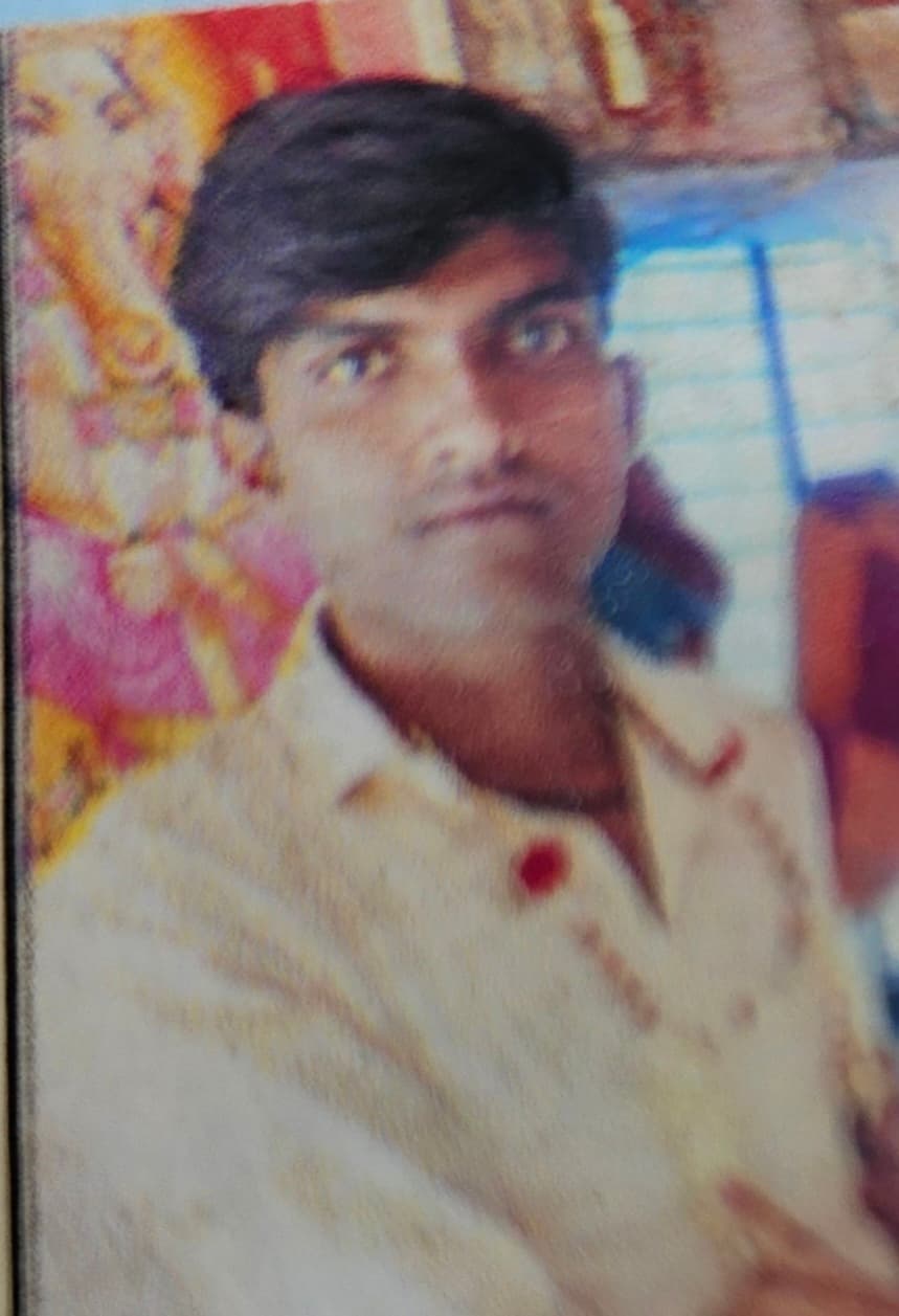 टैंकर व हाइवा में टक्कर, स्टीयरिंग में दबे टैंकर चालक की मौत