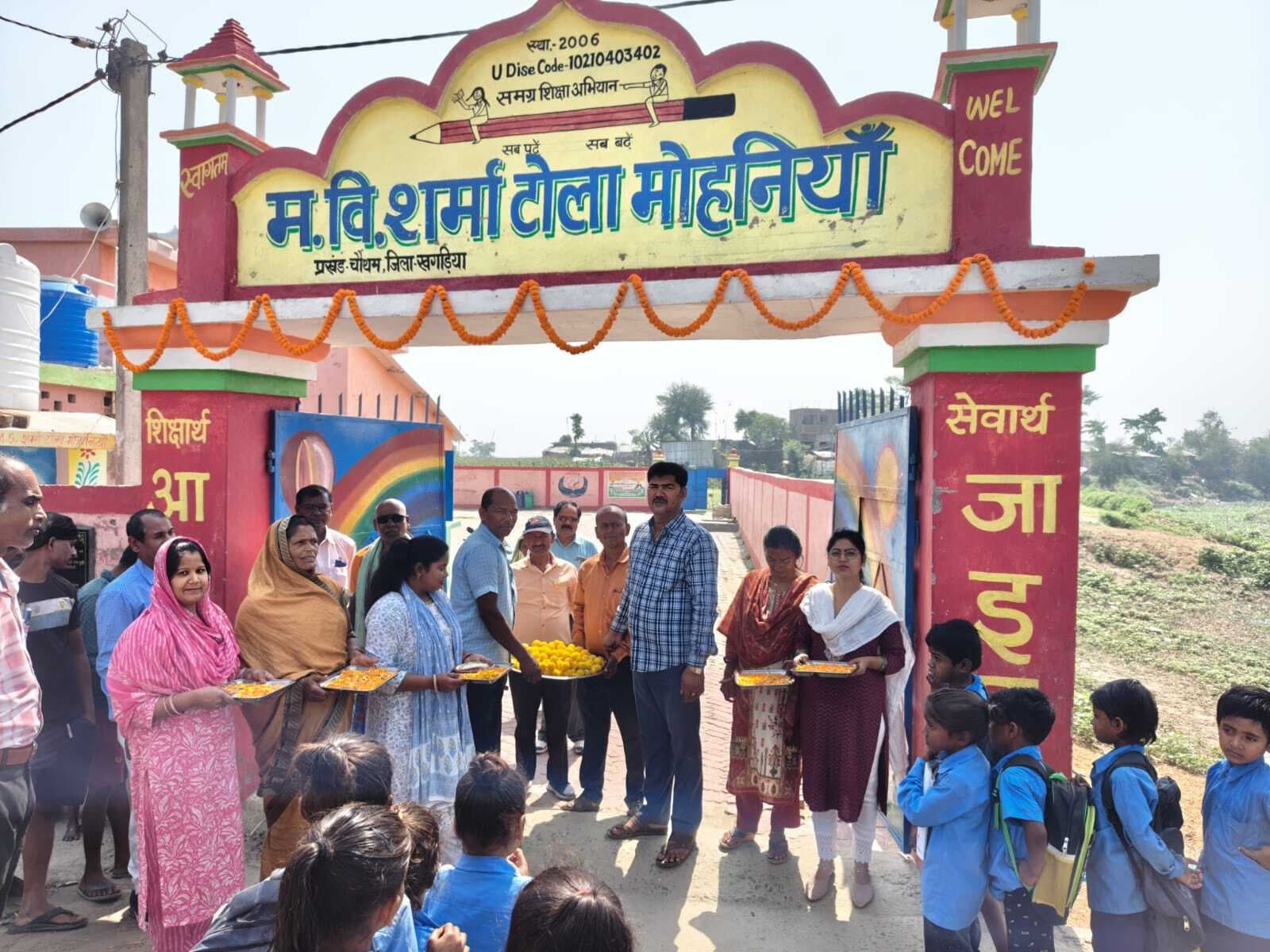 नए सत्र के पहले दिन बच्चों का तिलक कर स्वागत, हेडमास्टर के प्रयास ने जीता सबका दिल