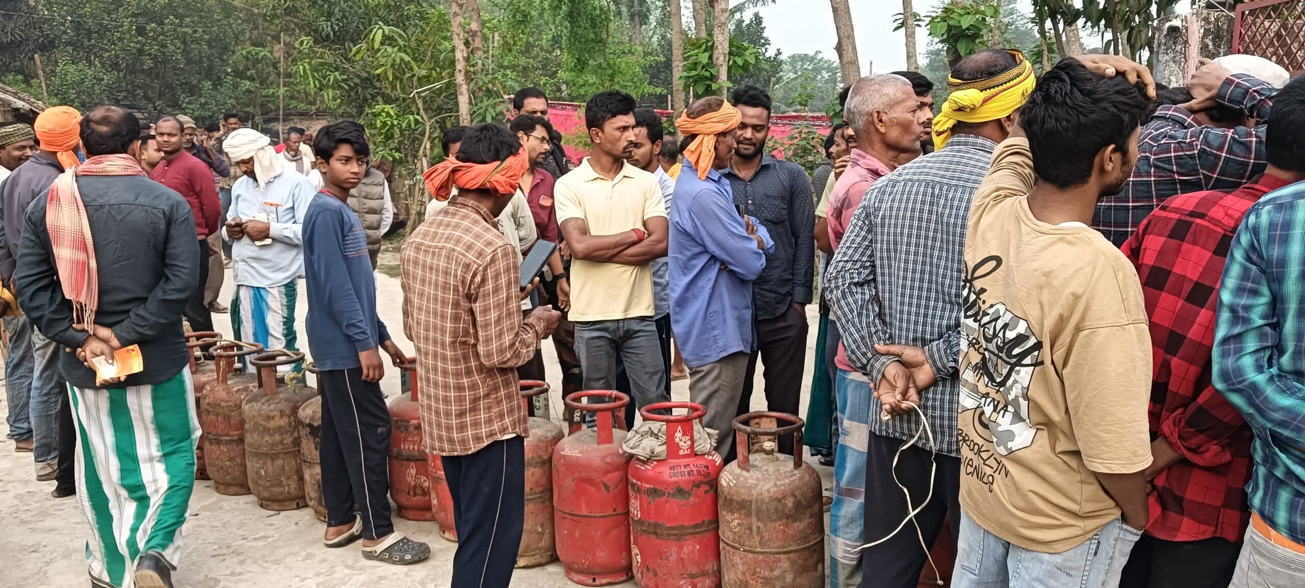 प्रशासन की देखरेख में सिलिंडर का किया वितरण