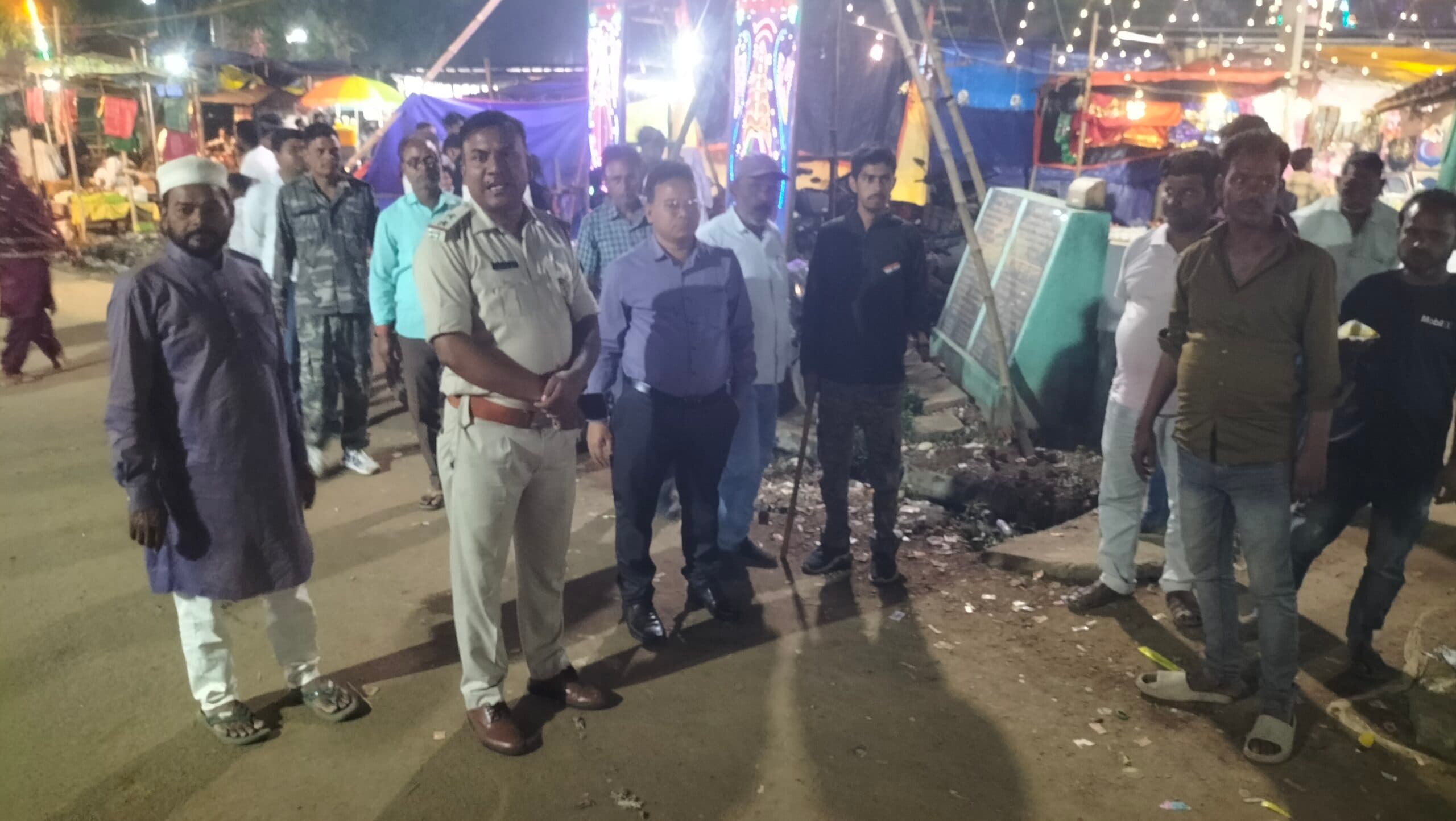 मखदूम शाह बाबा की दरगाह पर अकीदतमंदों ने हाजिरी लगाकर चादरपोशी की और अमन-चैन की दुआएं