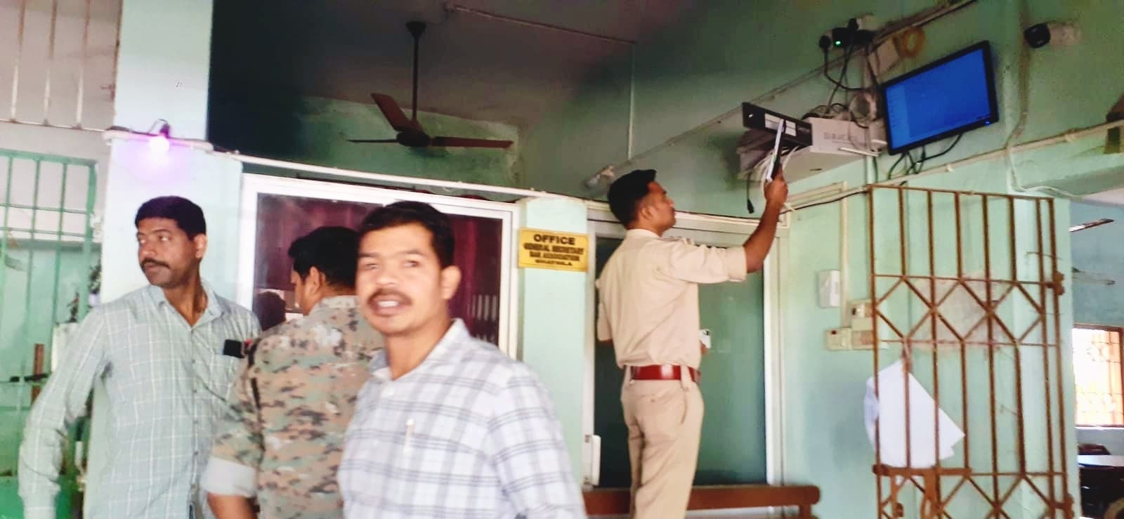 East Singhbhum News : घाटशिला बार एसो कार्यालय का ताला खोलकर ~2.25 लाख की संपत्ति चोरी