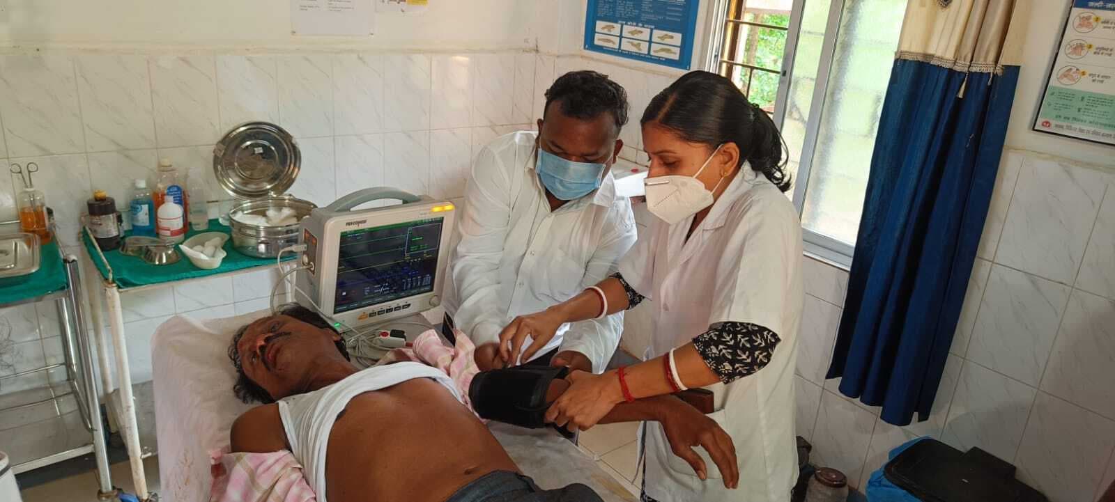 East Singhbhum News : वाहन के धक्के से टेंपो पलटी, चालक की मौत<bha>;</bha> 4 घायलों में एक परिवार के तीन