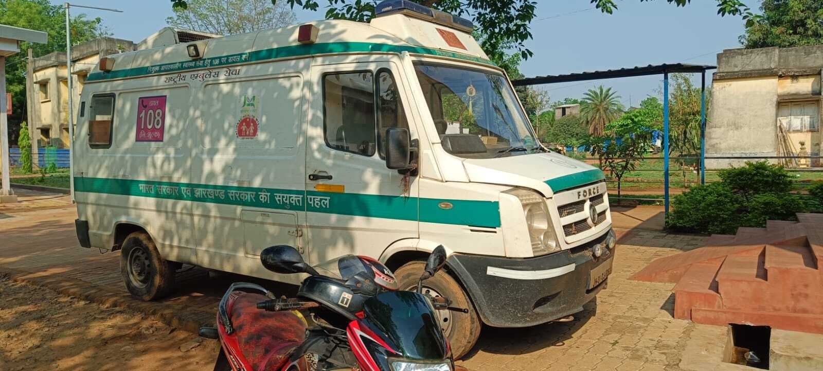 East Singhbhum News : 10 माह से 3 खराब, एक एंबुलेंस पर 2.50 लाख की आबादी