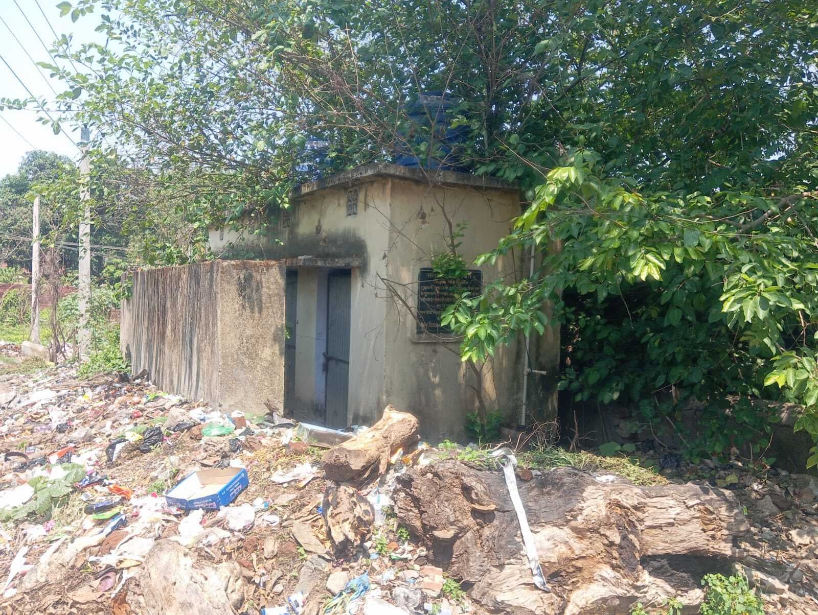 East Singhbhum News : राजस्व वसूली में आगे, सुविधा देने में पीछे<bha>;</bha> कीचड़ में सब्जी बेच रहे किसान