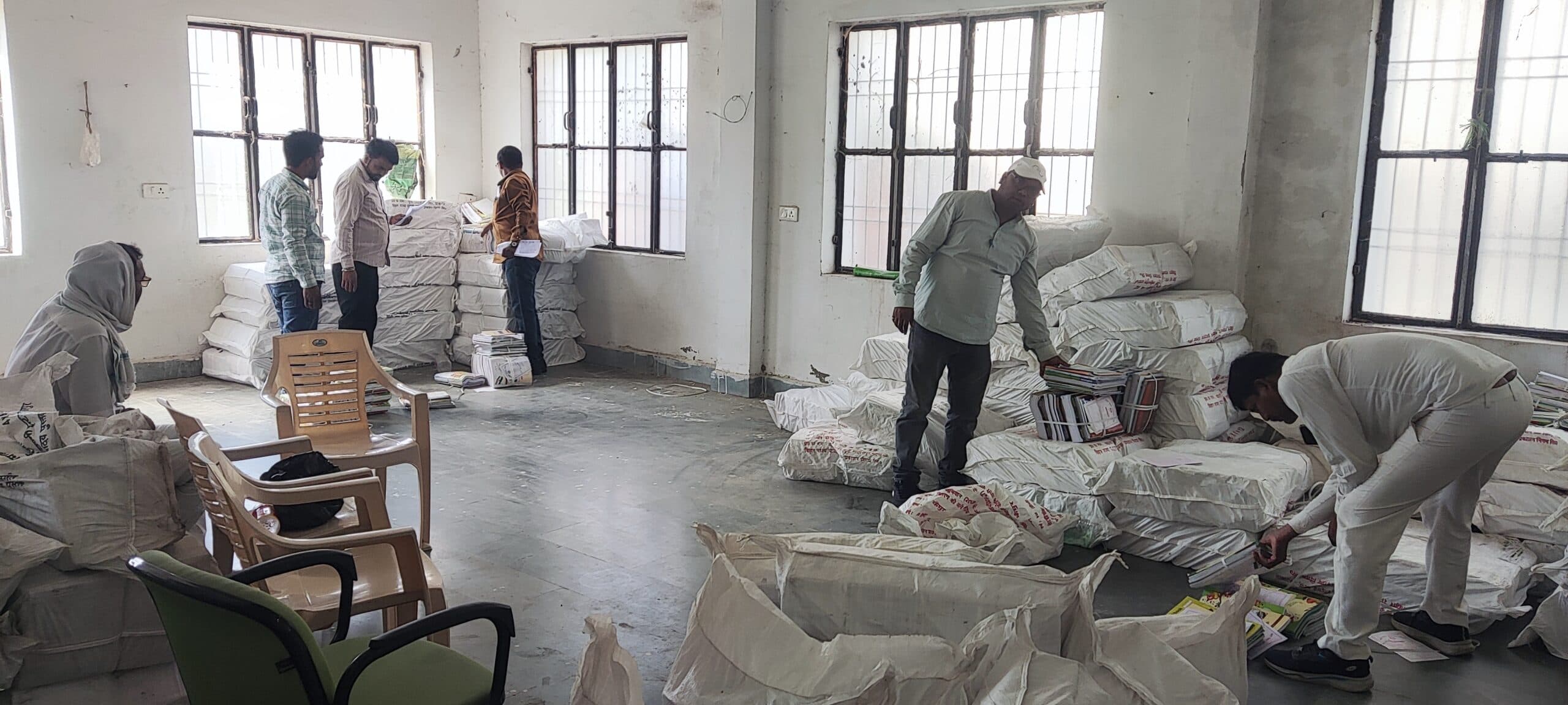 प्राथमिक व मध्य विद्यालयों में नये सत्र की पढ़ाई के लिए दी गयीं पुस्तकें