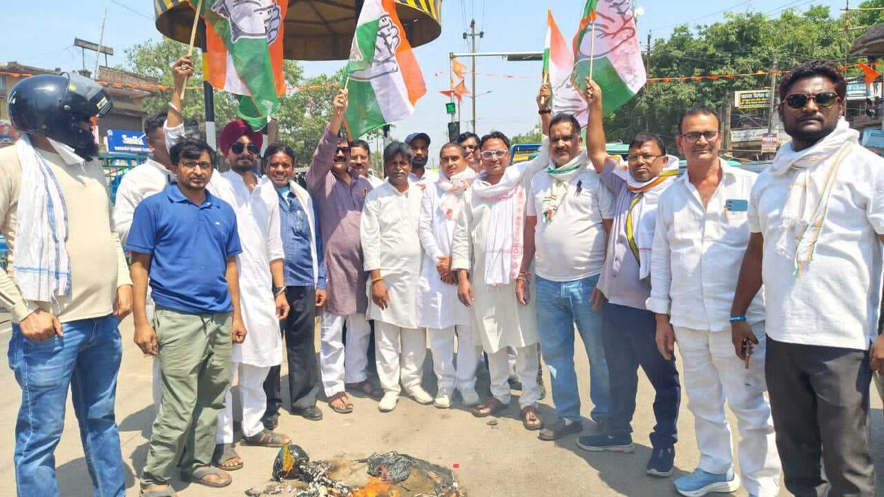 एलपीजी सिलिंडर की किल्लत के विरोध में कांग्रेस ने किया प्रधानमंत्री का पुतला दहन