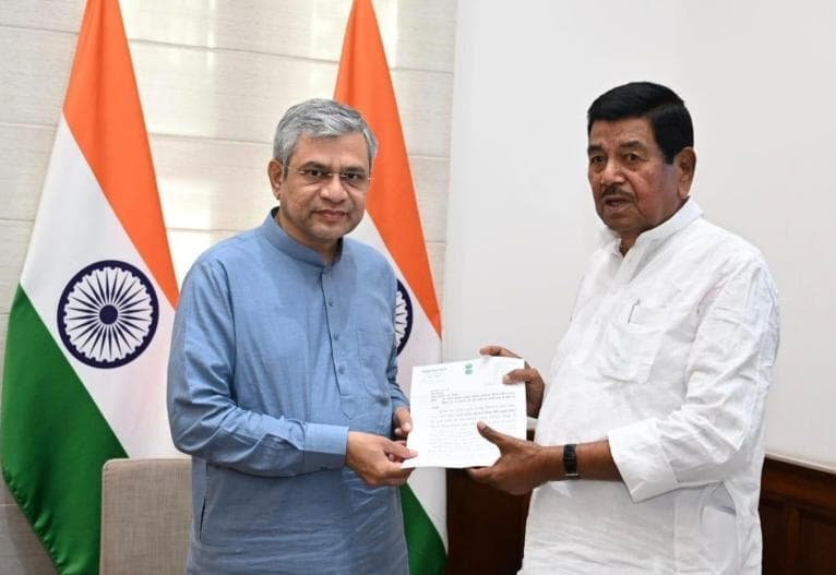 रेल से संबंधित विभिन्न समस्याओं को लेकर सांसद ने रेलमंत्री को सौंपा मांग पत्र