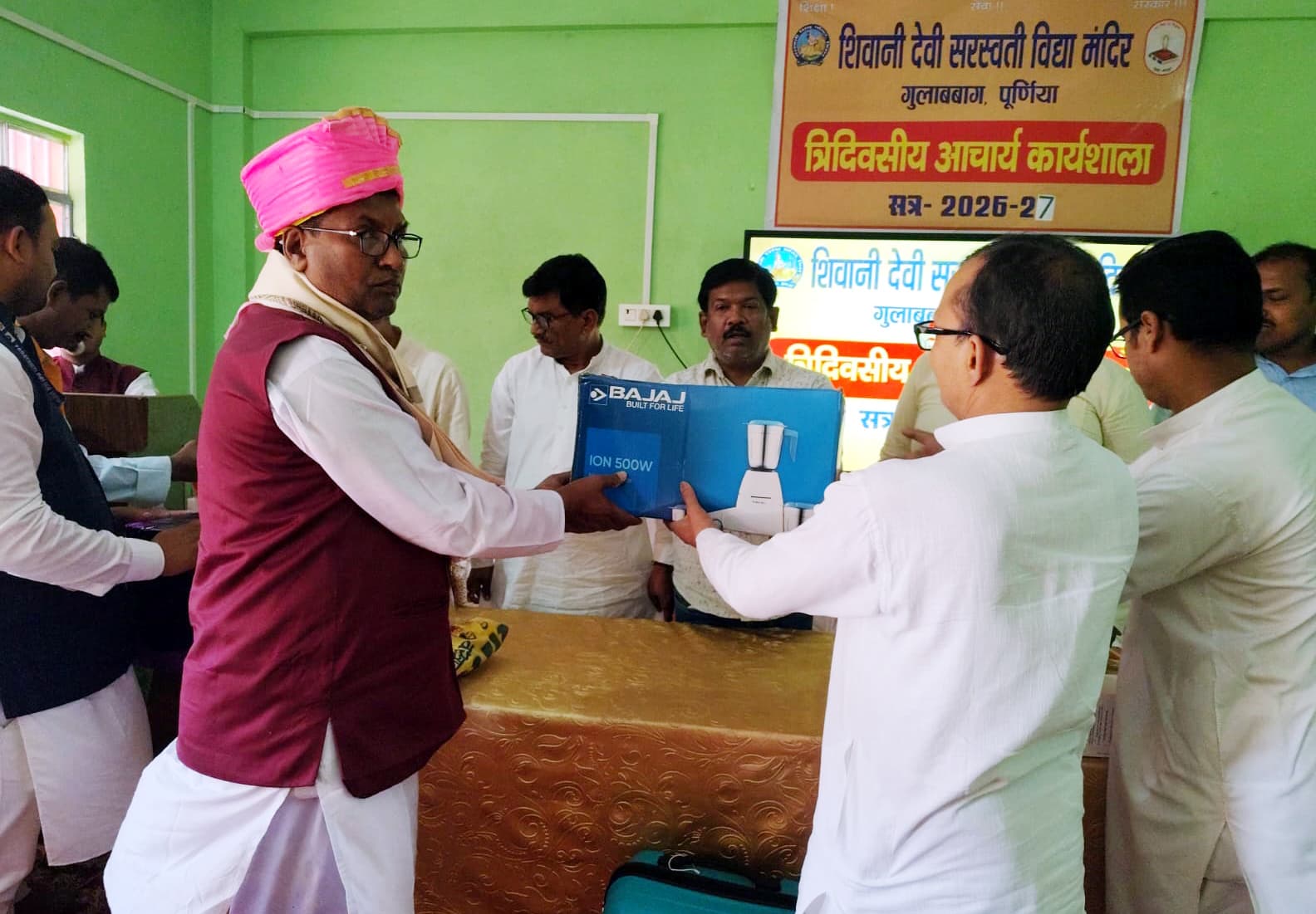 शिवानी देवी विद्या मंदिर के आचार्य को दी विदाई