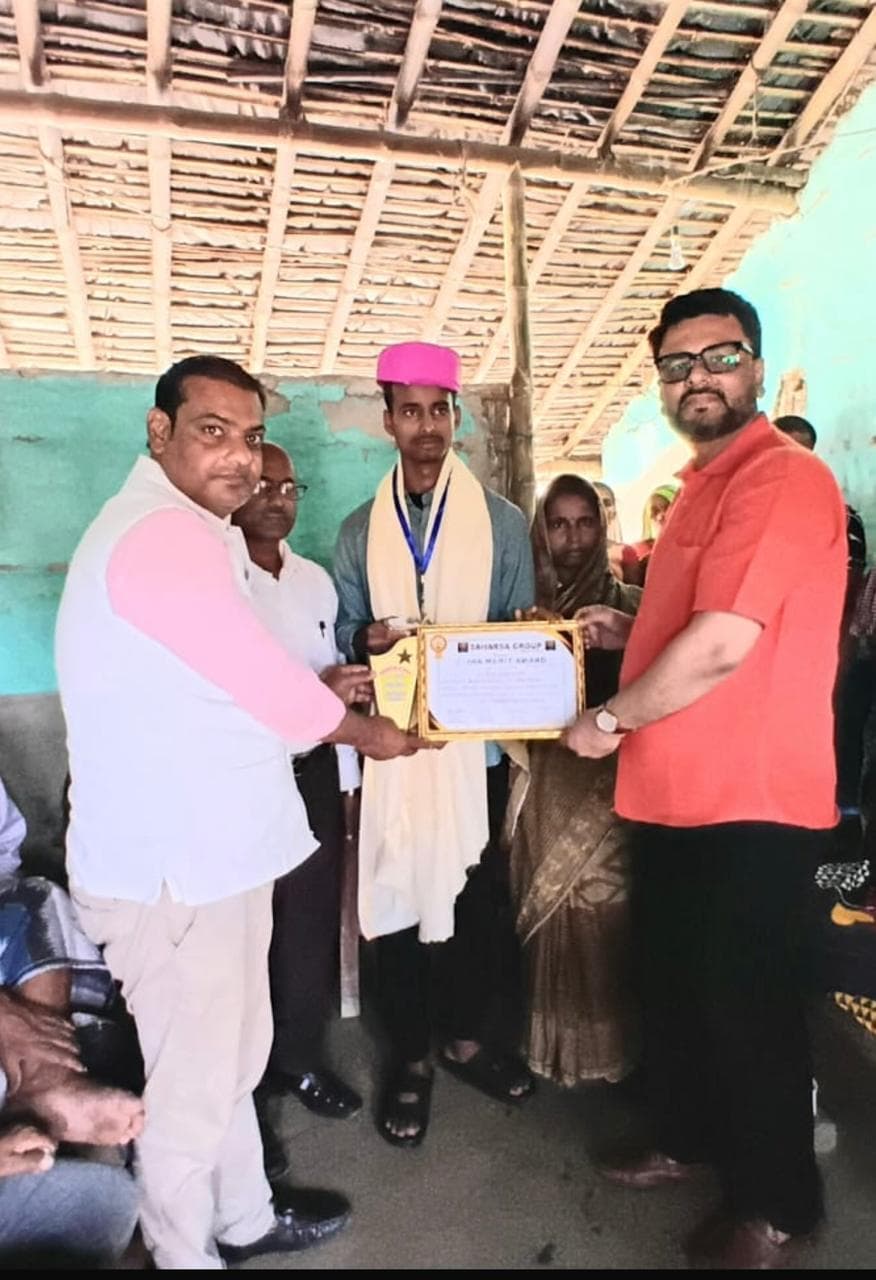 मैट्रिक टॉप 10 में स्थान प्राप्त करने वाले रूपेश कुमार का हुआ सम्मान