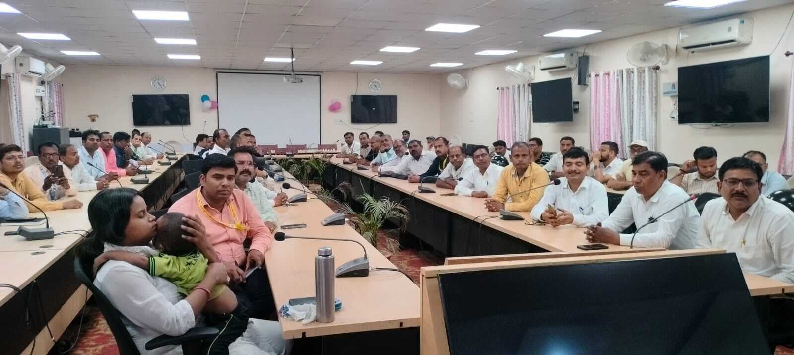 10 अप्रैल तक चयनित बच्चों का नामांकन करें पूर्ण: डीेएम