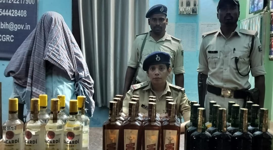 चौबीस लीटर शराब के साथ तस्कर गिरफ्तार