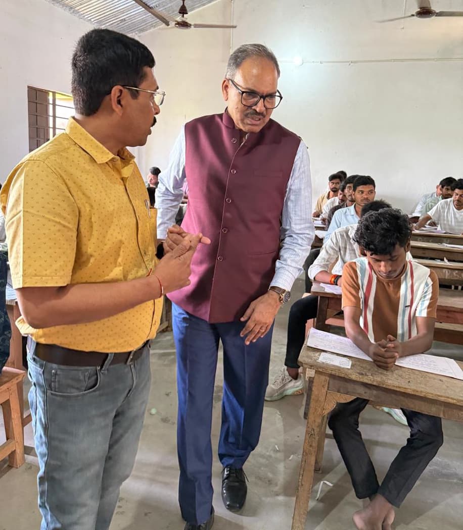 स्नातक प्रथम सेमेस्टर परीक्षा का कुलपति ने किया औचक निरीक्षण, उडनदस्ता दल ने भी बोला धावा