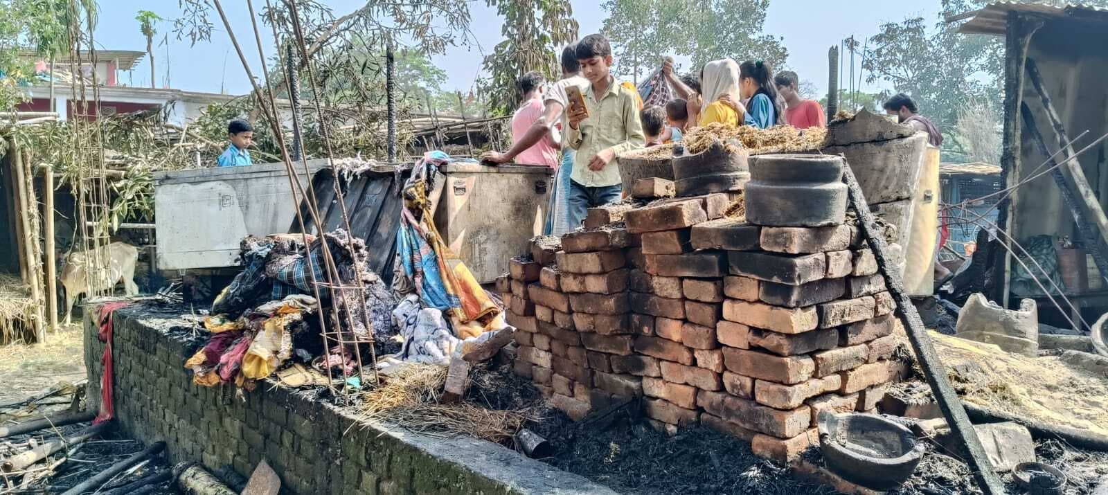 राजघाट मियापुर में भीषण अग्निकांड, तीन घर जलकर राख