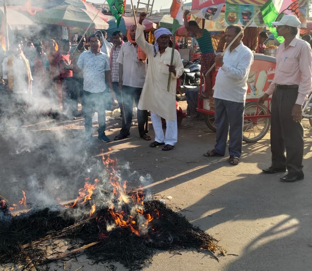 महंगाई के खिलाफ कांग्रेसियों ने प्रधानमंत्री का किया पुतला दहन