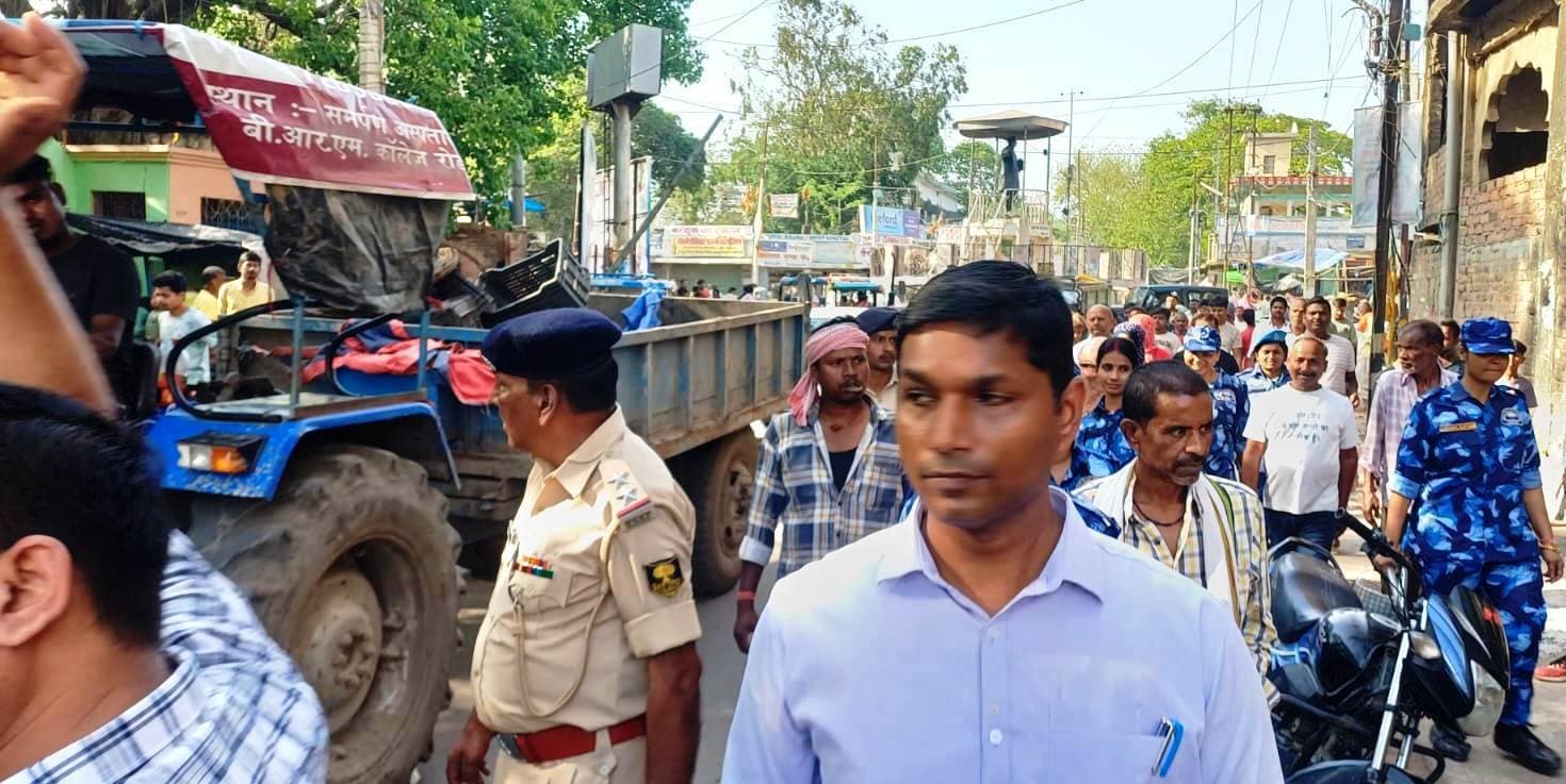 निगम प्रशासन ने अतिक्रमण पर चलाया बुलडोजर, वसूले 19 हजार जुर्माना