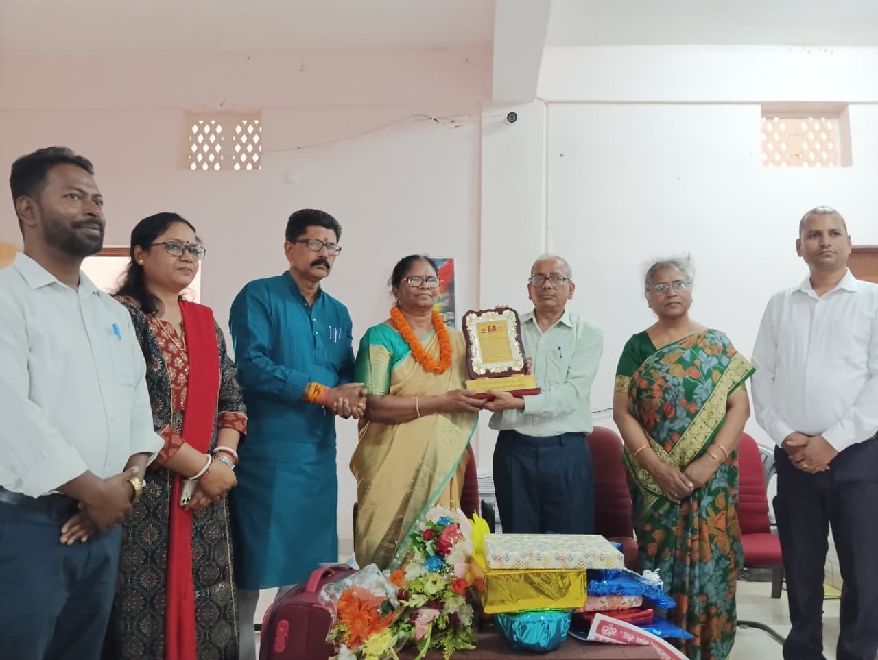 सेवानिवृत प्रयोग प्रदर्शक को दी गयी विदाई