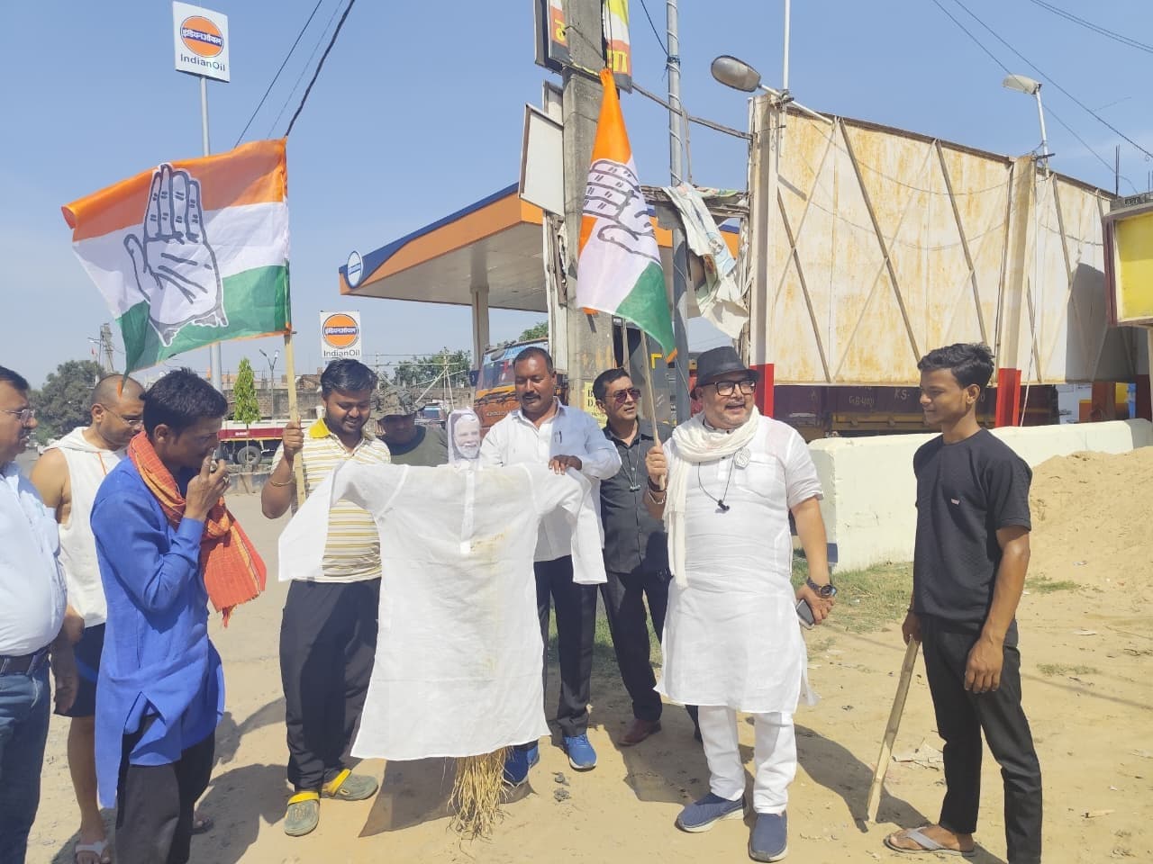 पेट्रोल-डीजल की कीमतों में वृद्धि के विरोध में कांग्रेस का प्रदर्शन, पीएम का फूंका पुतला