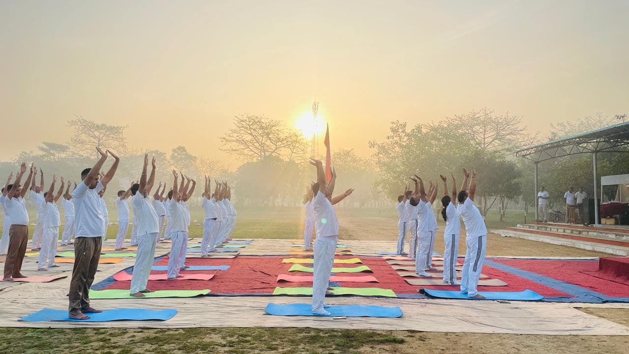 अधिकारियों व जवानों ने किया योगाभ्यास