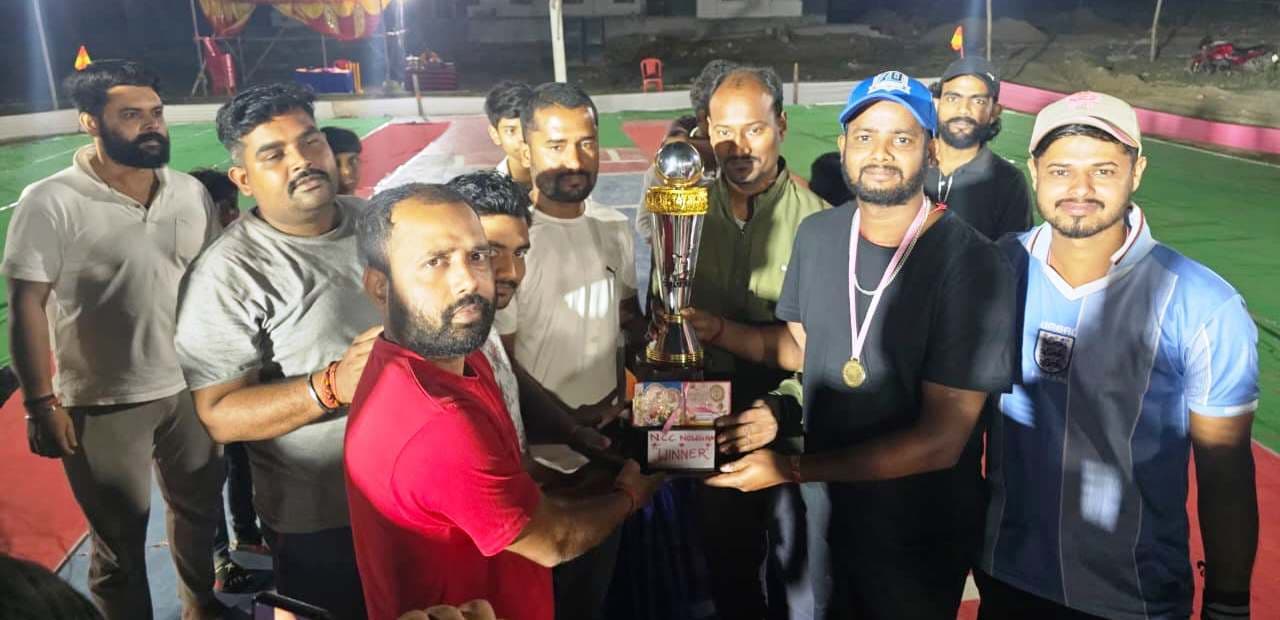 नाइट क्रिकेट टूर्नामेंट के फाइनल कप पर संग्रामपुर का कब्जा, बढौना तीन विकेट से पराजित