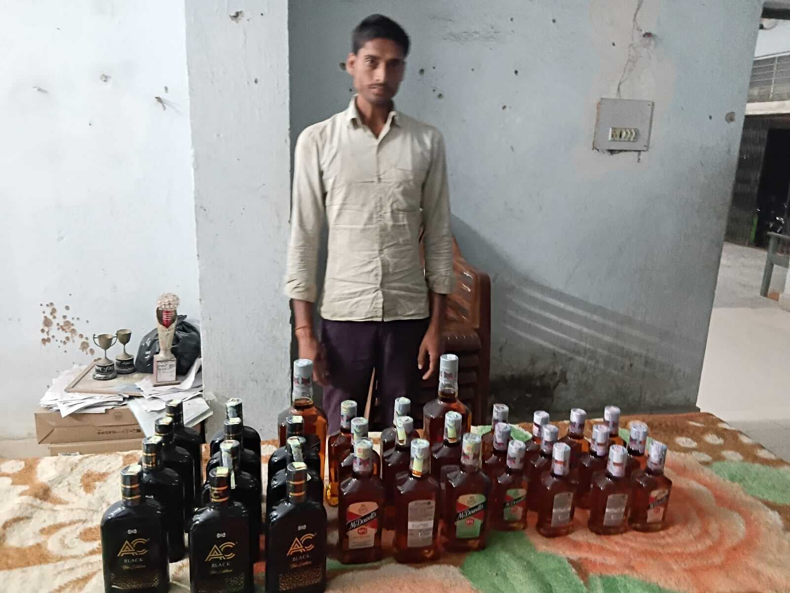 33 बोतल शराब के साथ तस्कर गिरफ्तार