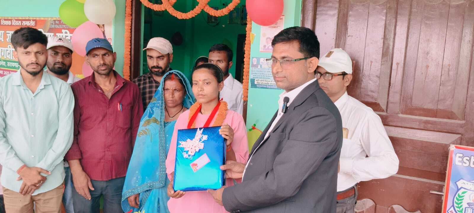 मैट्रिक परीक्षा में प्रथम श्रेणी से उत्तीर्ण आठ विद्यार्थियों को किया गया सम्मानित