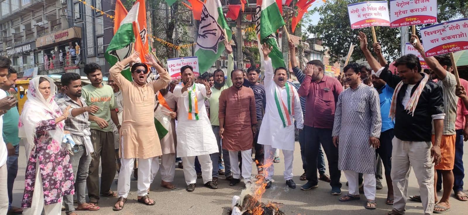 गैस की किल्लत को लेकर कांग्रेसियों ने किया प्रदर्शन