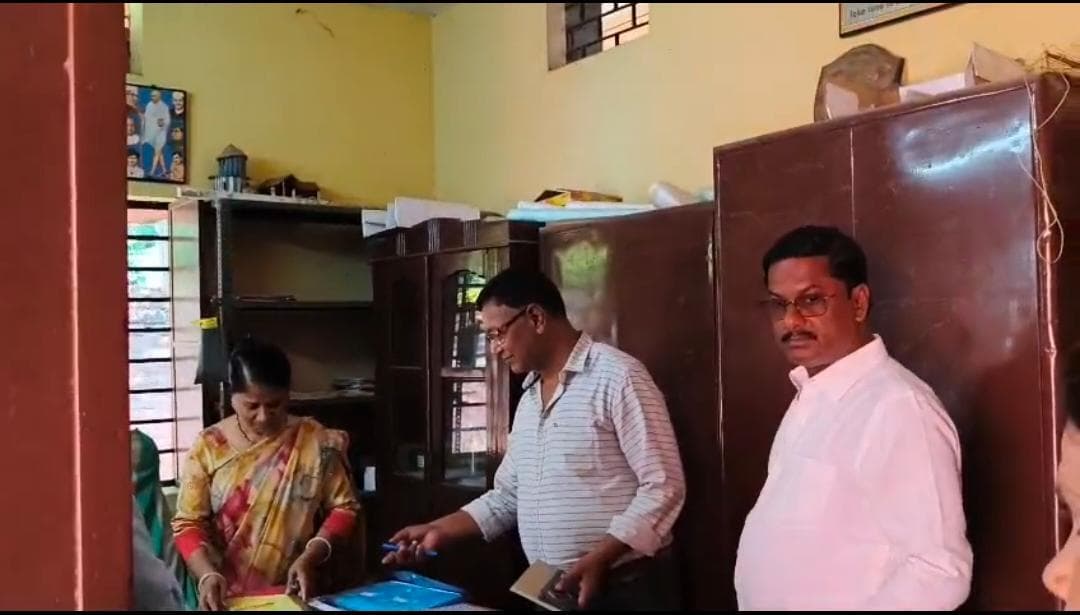 नप अध्यक्ष के औचक निरीक्षण से स्कूलों में हड़कंप, तीन शिक्षक मिले अनुपस्थित