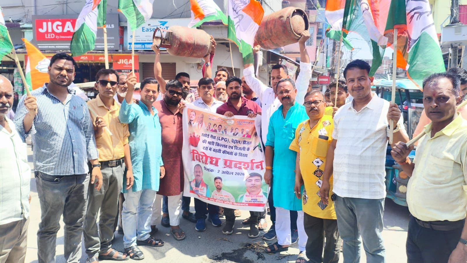 एलपीजी, पेट्रोल-डीजल की किल्लत पर कांग्रेस का हल्ला बोल, फूंका पीएम का पुतला