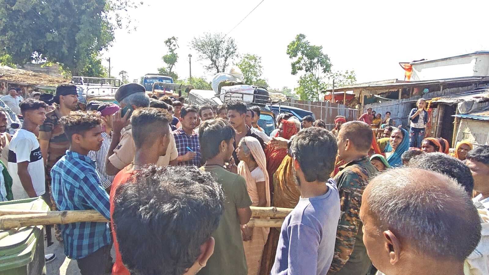 सड़क जाम कर आक्रोशित उपभोक्ताओं ने लगाया विद्युतकर्मियों पर लापरवाही का आरोप, जाम से परेशान रहे राहगीर