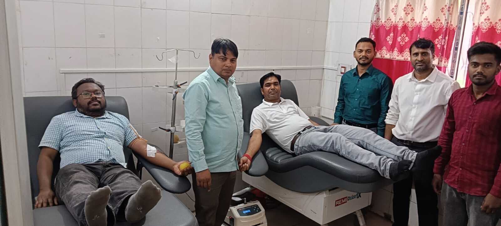 नपं कर्मियों ने जरूरतमंदों के लिए किया रक्तदान