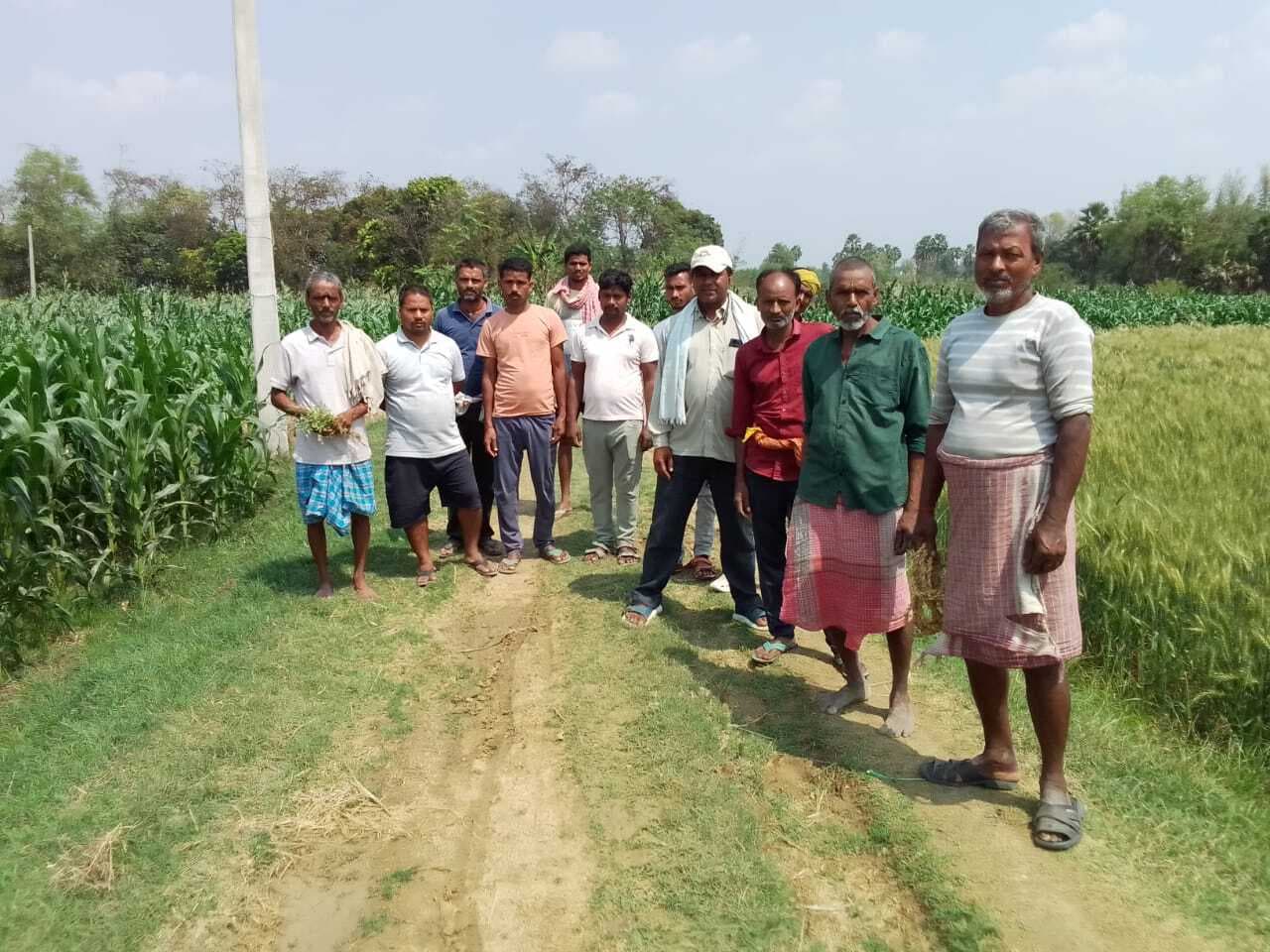 भिट्टी गांव में कच्ची सड़क निर्माण करने की मांग को लेकर ग्रामीणों किया विरोध प्रदर्शन